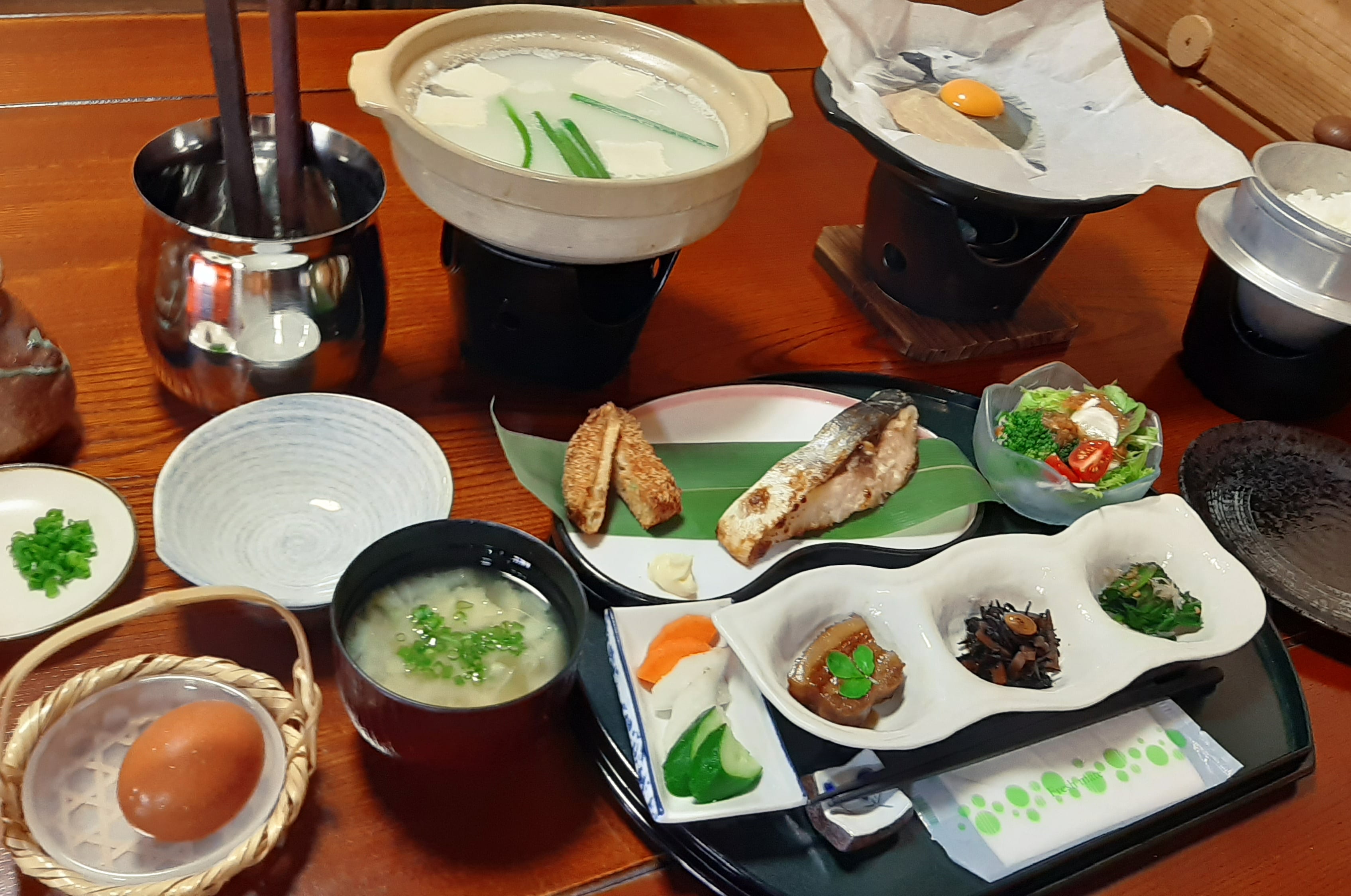 おばんざいと焼き魚の朝食