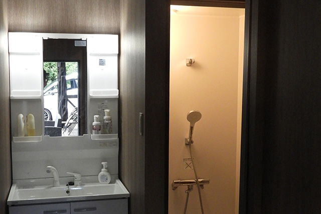 ウォシュレット付きトイレと温水シャワーを各2か所完備